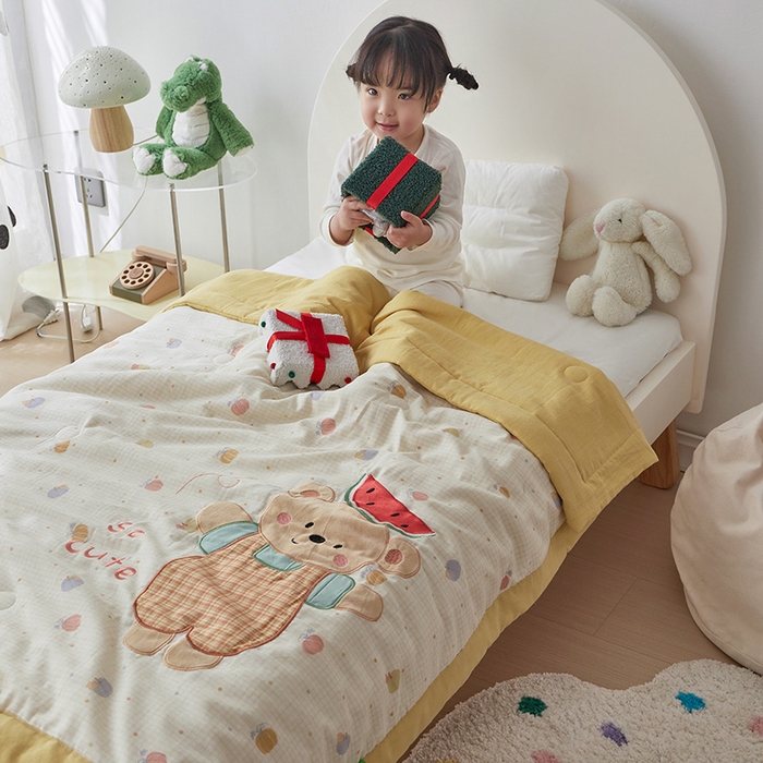 91家纺网 家纺一手货源 找家纺 荷马之梦 2025新款A类全棉双层纱贴布绣大豆儿童夏被轻芯系列 西瓜小熊