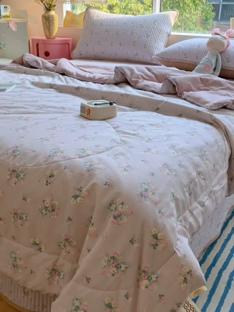 91家纺网 家纺一手货源 找家纺 老帅的工厂店2025新款a类云感双层纱7a抗菌夏被四件套 兔兔密语