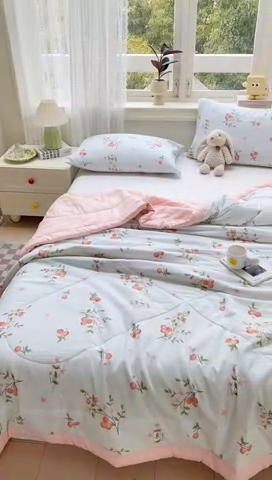 91家纺网 家纺一手货源 找家纺 穆琪 2025年新款小清新手包边夏凉被水洗棉印花夏被 寐色