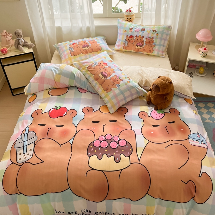 91家纺网 家纺一手货源 找家纺 博雅 2025新款全棉大版印花四件套-卡皮巴拉 蛋糕卡皮巴拉