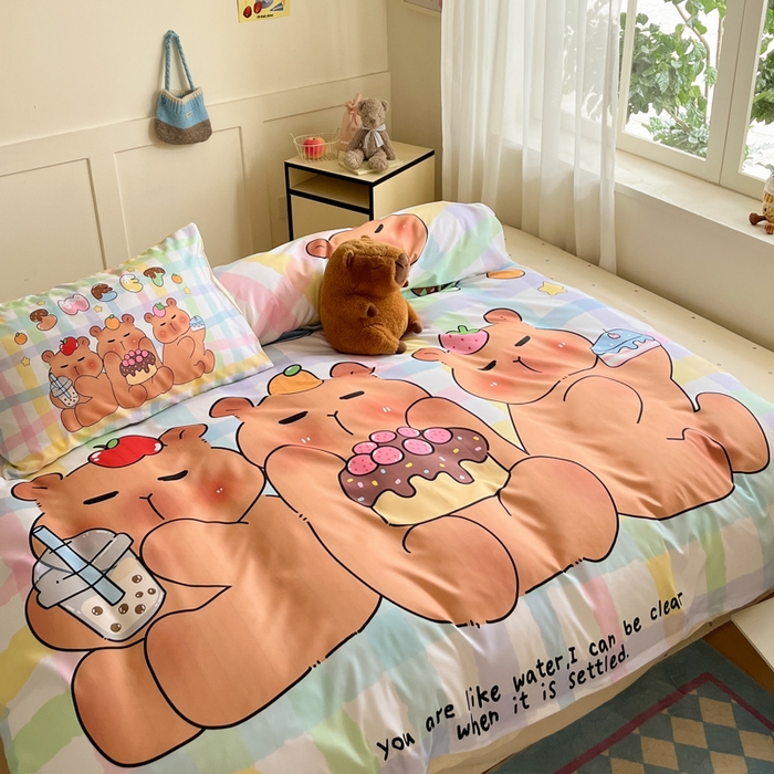 91家纺网 家纺一手货源 找家纺 博雅 2025新款全棉大版印花四件套-卡皮巴拉 蛋糕卡皮巴拉