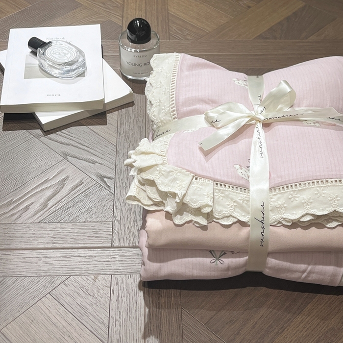 91家纺网 家纺一手货源 找家纺 荣轩家居 2025新款全棉双层纱镂空花边工艺款四件套蔓越桃桃