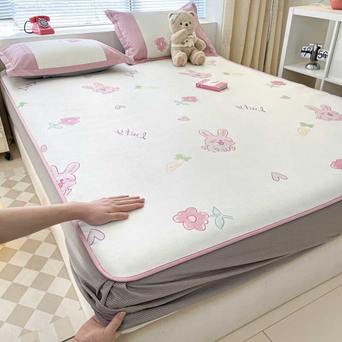 91家纺网 家纺一手货源 找家纺 鑫琪莱家纺 2025新款数码印花加密冰藤凉席三件套 床笠款-花园小兔