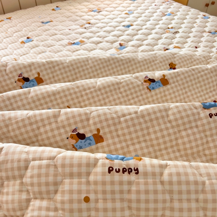 91家纺网 家纺一手货源 找家纺 2025新款全棉夹棉床裙 俏皮狗