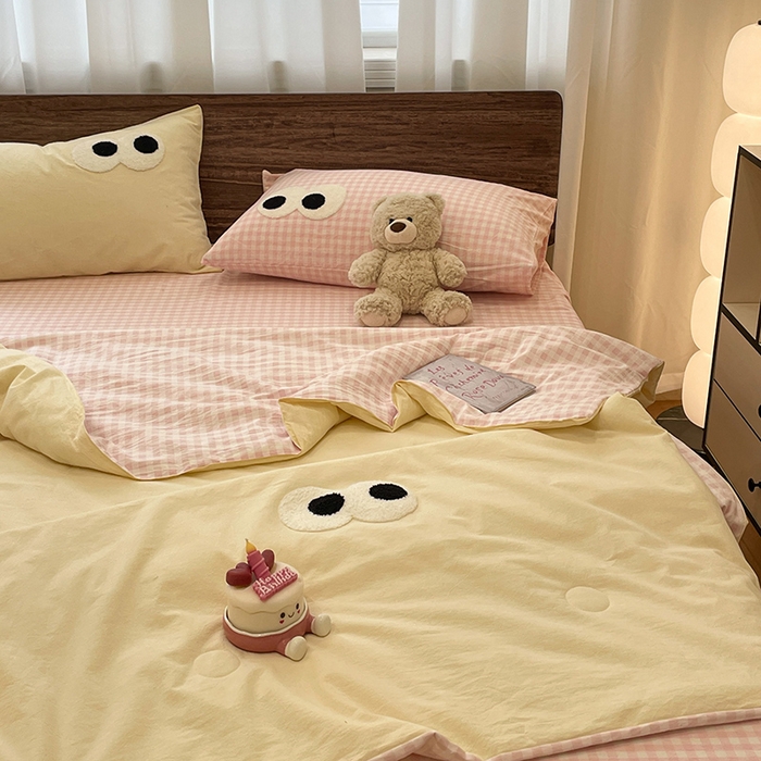 91家纺网 家纺一手货源 找家纺 桃心家居 2025新款云柔水洗棉毛巾绣大豆单夏被夏被四件套 水洗棉-大眼睛夏被奶黄粉小格