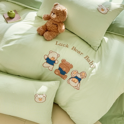 91家纺网 家纺一手货源 找家纺 2025春夏新款水洗棉刺绣四件套-三只小熊 绿格三只小熊