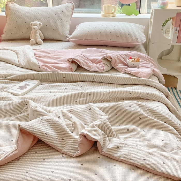 91家纺网 家纺一手货源 找家纺 老帅的工厂店2025新款a类云感双层纱7a抗菌夏被四件套 爱你