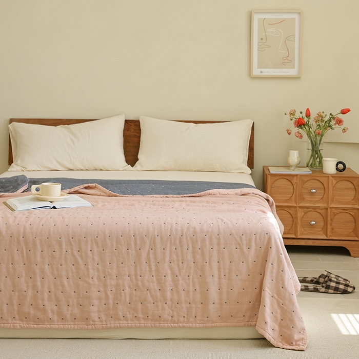 91家纺网 家纺一手货源 找家纺 雯雨2025新款A类全棉四层爱心刺绣纱布毛巾被 爱心粉+灰色