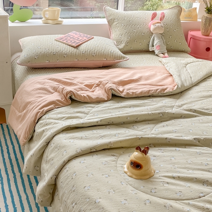 91家纺网 家纺一手货源 找家纺 老帅的工厂店2025新款a类云感双层纱7a抗菌夏被四件套 茶野