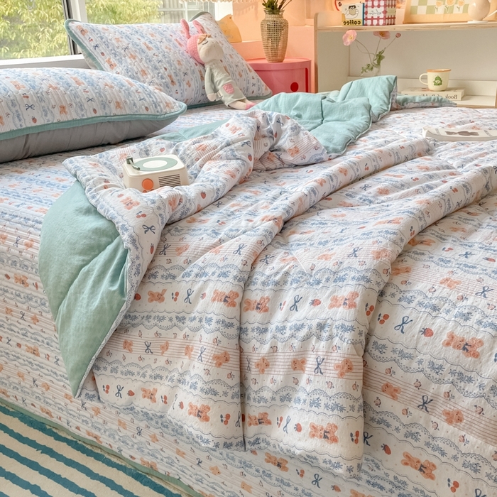 91家纺网 家纺一手货源 找家纺 老帅的工厂店2025新款a类云感双层纱7a抗菌夏被四件套 蝴蝶结熊