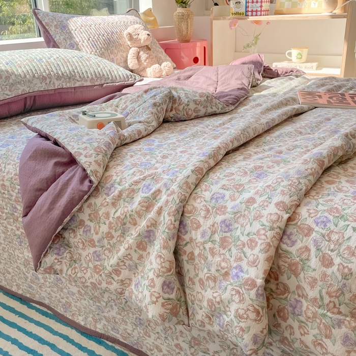 91家纺网 家纺一手货源 找家纺 老帅的工厂店2025新款a类云感双层纱7a抗菌夏被四件套 满园春紫