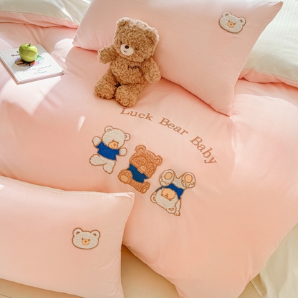 91家纺网 家纺一手货源 找家纺 2025春夏新款水洗棉刺绣四件套-三只小熊 奶粉三只小小