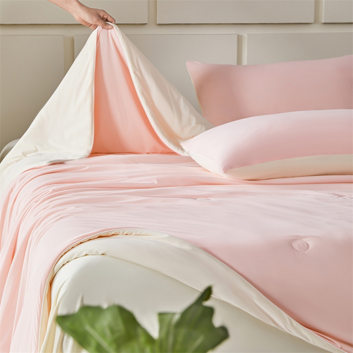 91家纺网 家纺一手货源 找家纺 雯豆家纺 2025夏季新品7A抗菌氨纶凉感丝夏凉被冰丝双人抑菌薄款透气薄被芯 冻冻凉感夏被-白桃粉+暖米色