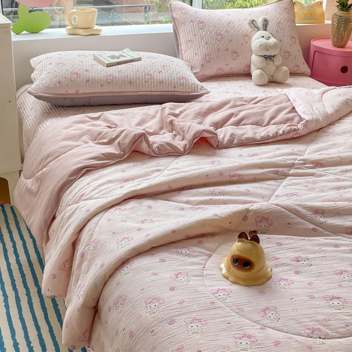 91家纺网 家纺一手货源 找家纺 老帅的工厂店2025新款a类云感双层纱7a抗菌夏被四件套 甜心兔