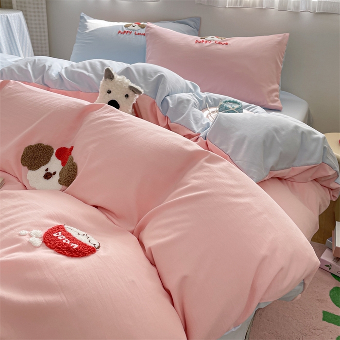 91家纺网 家纺一手货源 找家纺 星座家纺 2025新款水洗棉毛巾绣四件套 红帽小狗 粉蓝