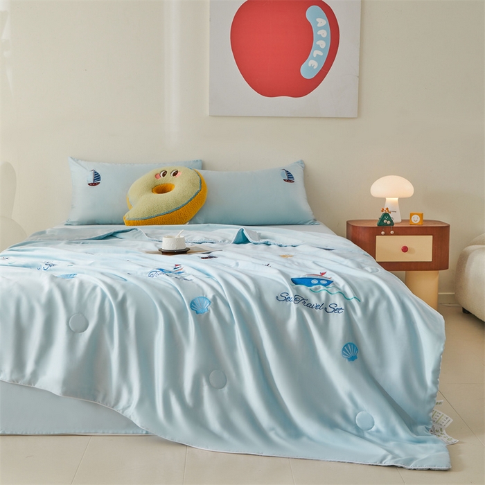 91家纺网 家纺一手货源 找家纺 雯豆家纺 2025夏季新品7A抗菌莱赛尔兰精天丝绣花刺绣夏被空调被四件套凉感被芯 帆船系列-天空蓝