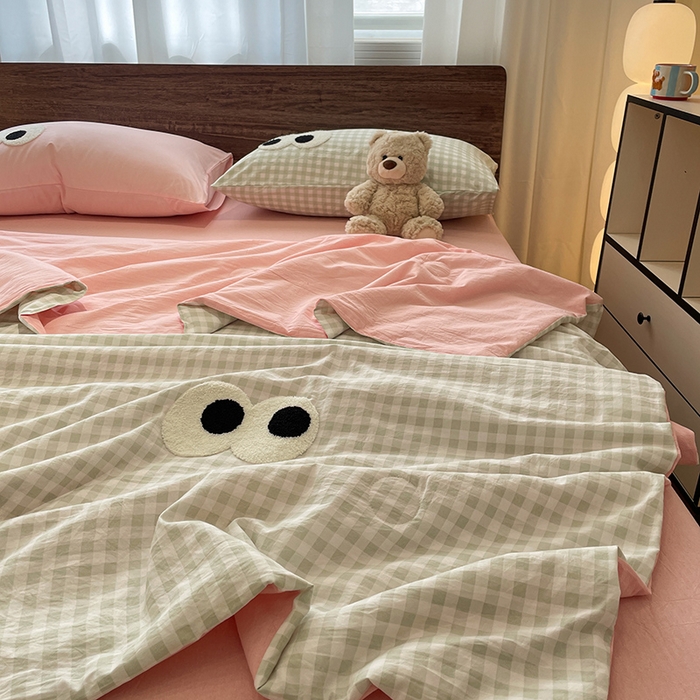 91家纺网 家纺一手货源 找家纺 桃心家居 2025新款云柔水洗棉毛巾绣大豆单夏被夏被四件套 水洗棉-大眼睛夏被绿格粉粉