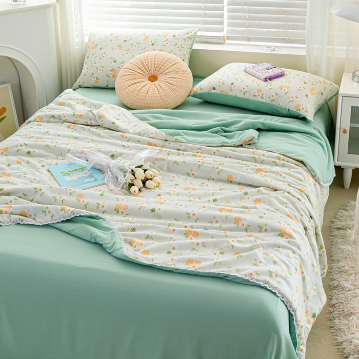 91家纺网 家纺一手货源 找家纺 穆琪 2025新款小花边印花夏被小清新夏凉被 相伴花开