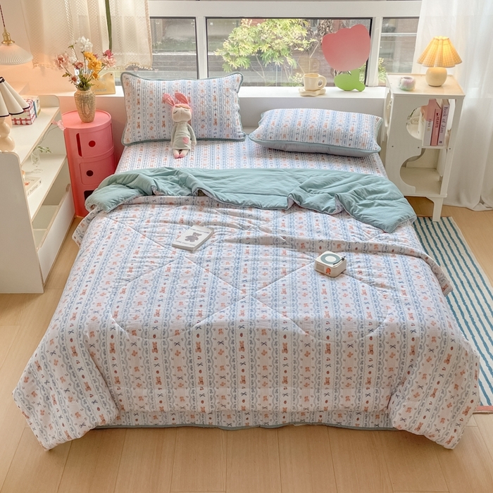 91家纺网 家纺一手货源 找家纺 老帅的工厂店2025新款a类云感双层纱7a抗菌夏被四件套 蝴蝶结熊