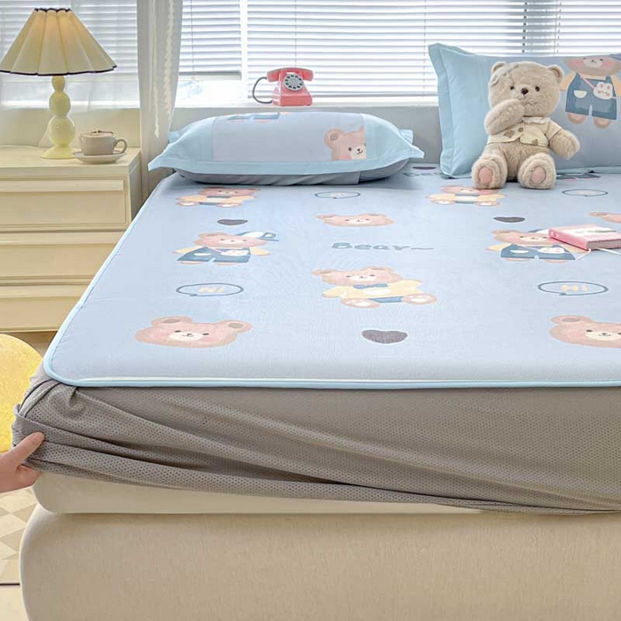 91家纺网 家纺一手货源 找家纺 鑫琪莱家纺 2025新款数码印花加密冰藤凉席三件套 床笠款-书院小熊