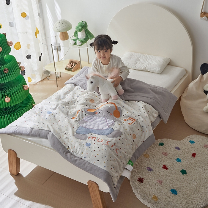 91家纺网 家纺一手货源 找家纺 荷马之梦 2025新款A类全棉双层纱贴布绣大豆儿童夏被轻芯系列 音乐小象