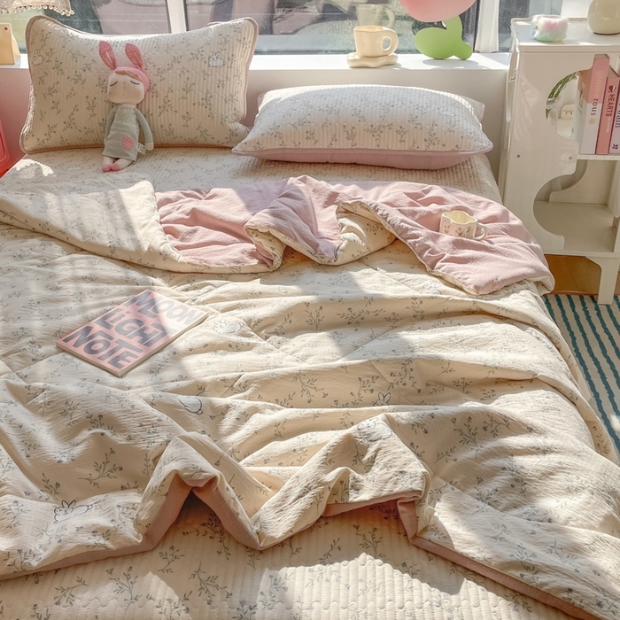 91家纺网 家纺一手货源 找家纺 老帅的工厂店2025新款a类云感双层纱7a抗菌夏被四件套 兔兔密语