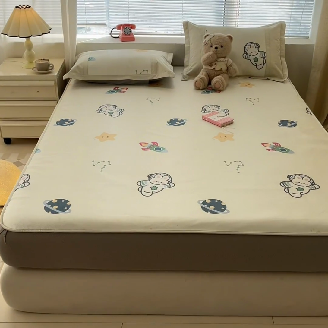 91家纺网 家纺一手货源 找家纺 鑫琪莱家纺 2025新款数码印花加密冰藤凉席三件套 床笠款-漫步星空