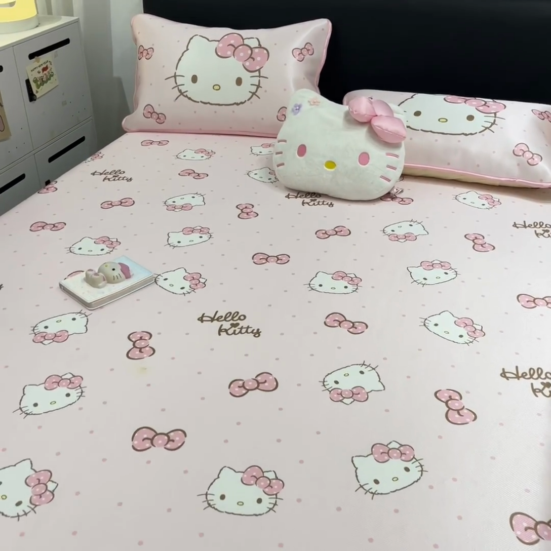 91家纺网 家纺一手货源 找家纺 暮思家居 2025新款三丽鸥正版授权数码印花A类可机洗1200D冰丝凉席三件套平铺款系列 平铺款-可爱KT