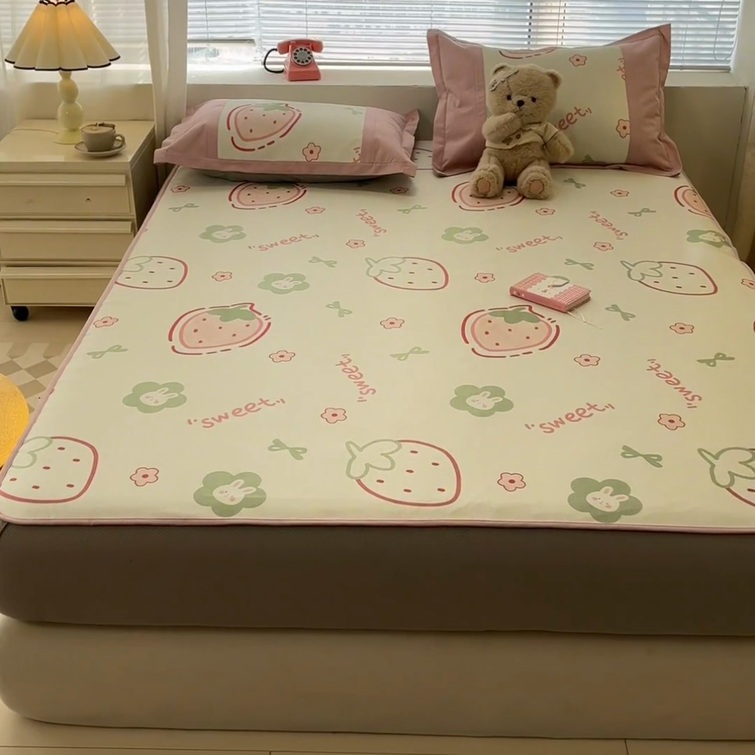 91家纺网 家纺一手货源 找家纺 鑫琪莱家纺 2025新款数码印花加密冰藤凉席三件套 床笠款-甜心草莓