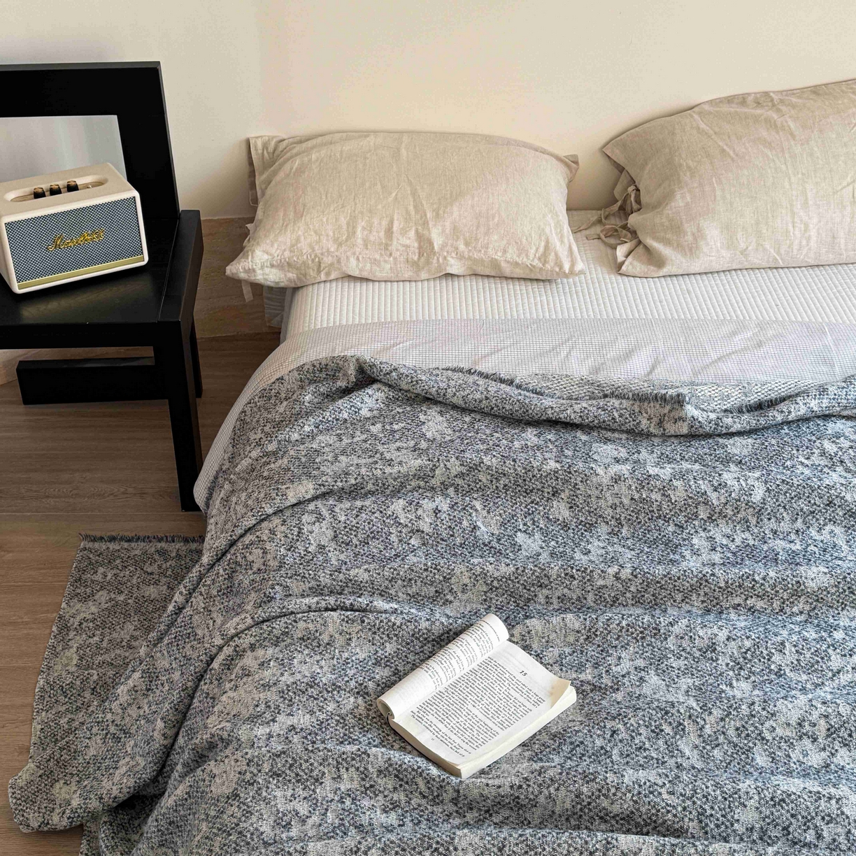 91家纺网 家纺一手货源 找家纺 金丝鸟家纺 2025春夏新款高端羊毛混纺盖毯毯子盖毯多功能盖毯飞机毯 利文浅灰