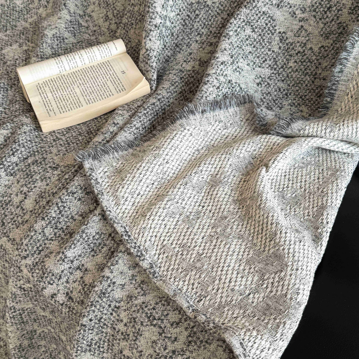 91家纺网 家纺一手货源 找家纺 金丝鸟家纺 2025春夏新款高端羊毛混纺盖毯毯子盖毯多功能盖毯飞机毯 利文浅灰