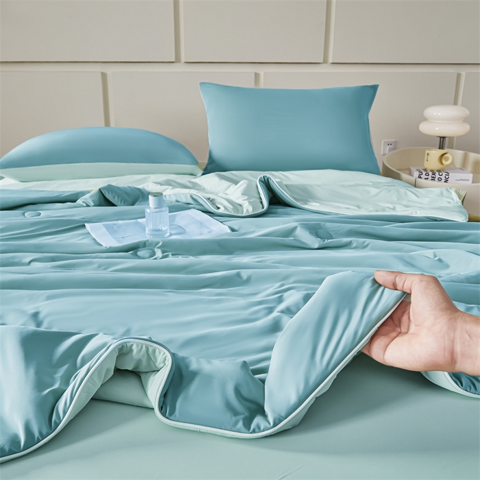 91家纺网 家纺一手货源 找家纺 雯豆家纺 2025夏季新品7A抗菌氨纶凉感丝夏凉被冰丝双人抑菌薄款透气薄被芯 冻冻凉感夏被-云天蓝+星云蓝