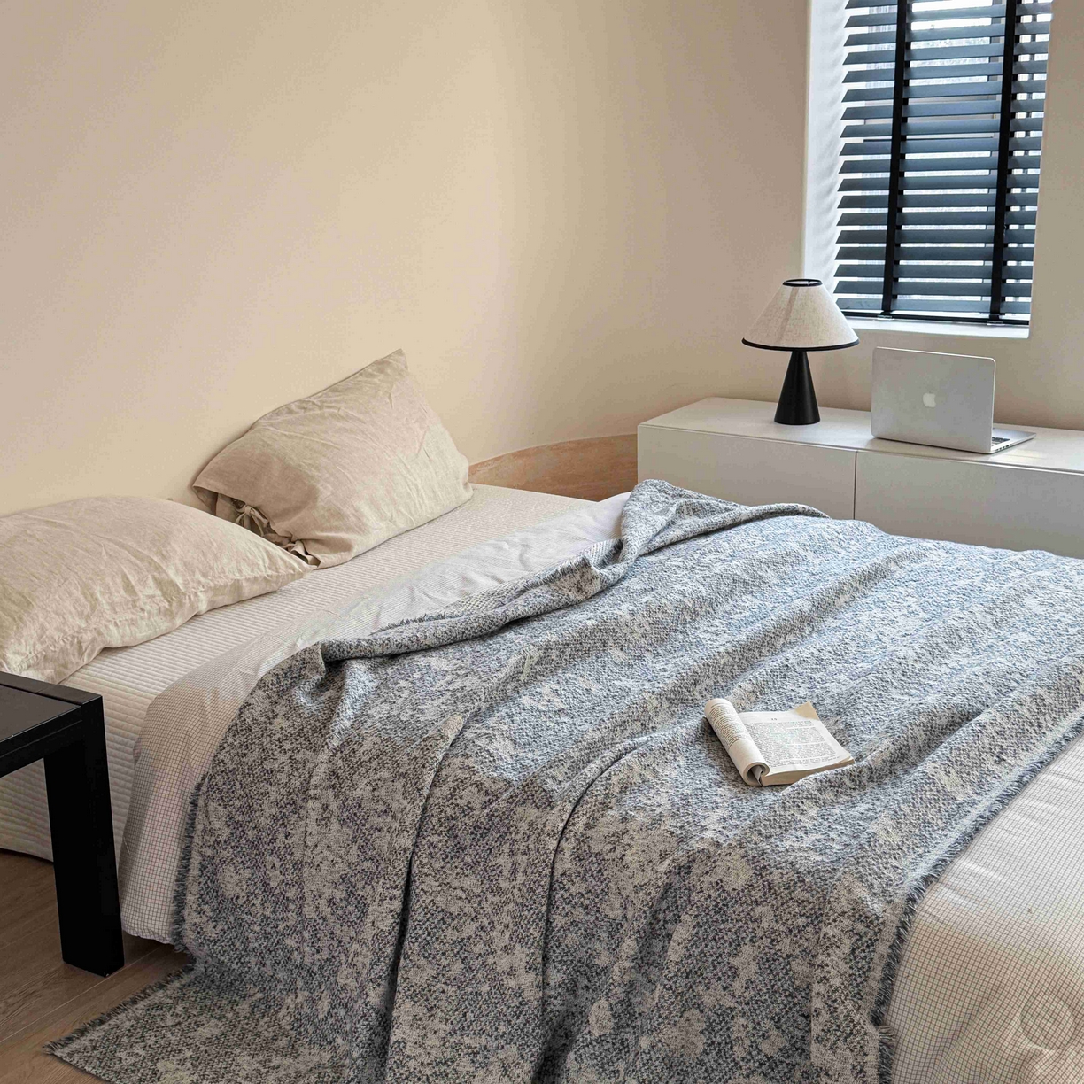 91家纺网 家纺一手货源 找家纺 金丝鸟家纺 2025春夏新款高端羊毛混纺盖毯毯子盖毯多功能盖毯飞机毯 利文浅灰