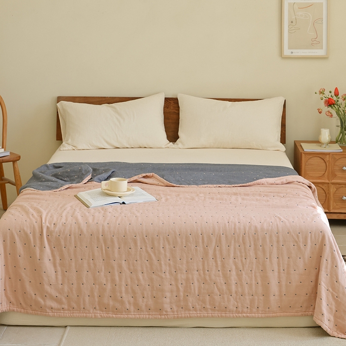 91家纺网 家纺一手货源 找家纺 雯雨2025新款A类全棉四层爱心刺绣纱布毛巾被 爱心粉+灰色