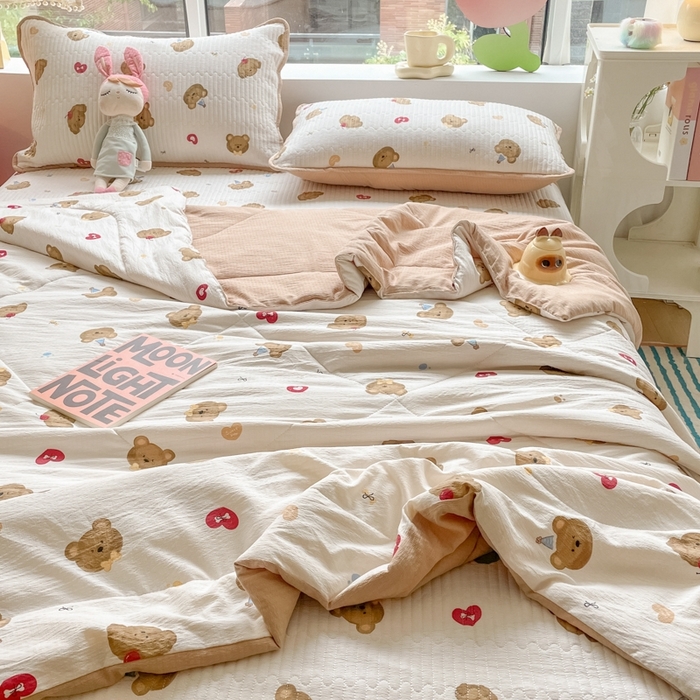 91家纺网 家纺一手货源 找家纺 老帅的工厂店2025新款a类云感双层纱7a抗菌夏被四件套 快乐小熊