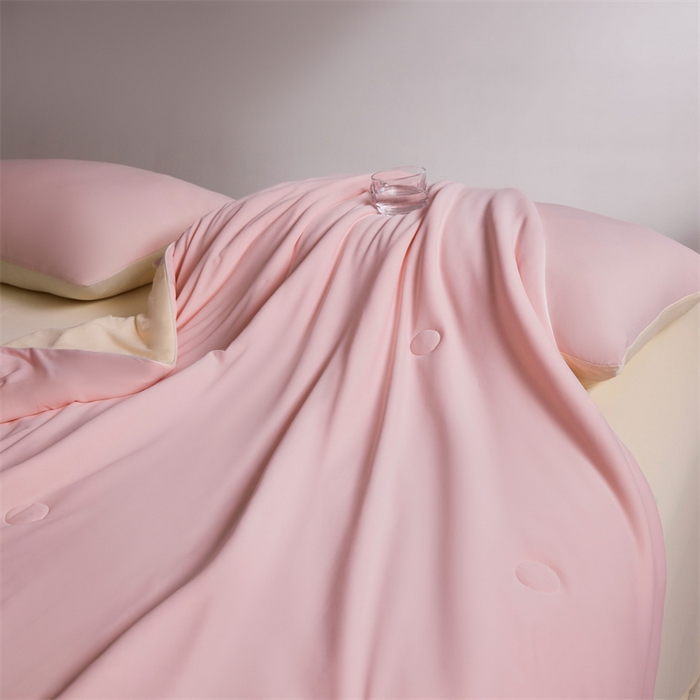 91家纺网 家纺一手货源 找家纺 雯豆家纺 2025夏季新品7A抗菌100%锦纶冰丝凉感夏凉被纯色拼色高档薄被空调被 小冰皮-海棠粉+淡雅黄