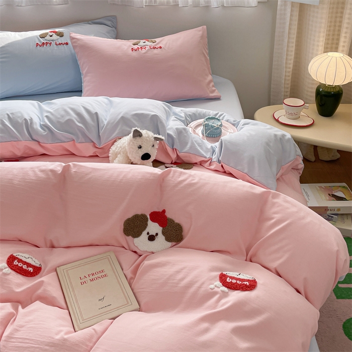 91家纺网 家纺一手货源 找家纺 星座家纺 2025新款水洗棉毛巾绣四件套 红帽小狗 粉蓝