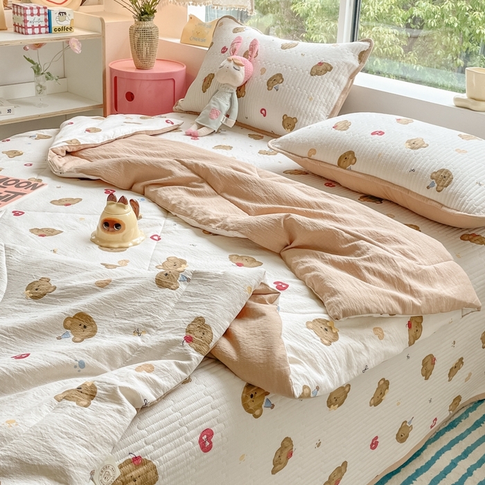 91家纺网 家纺一手货源 找家纺 老帅的工厂店2025新款a类云感双层纱7a抗菌夏被四件套 快乐小熊