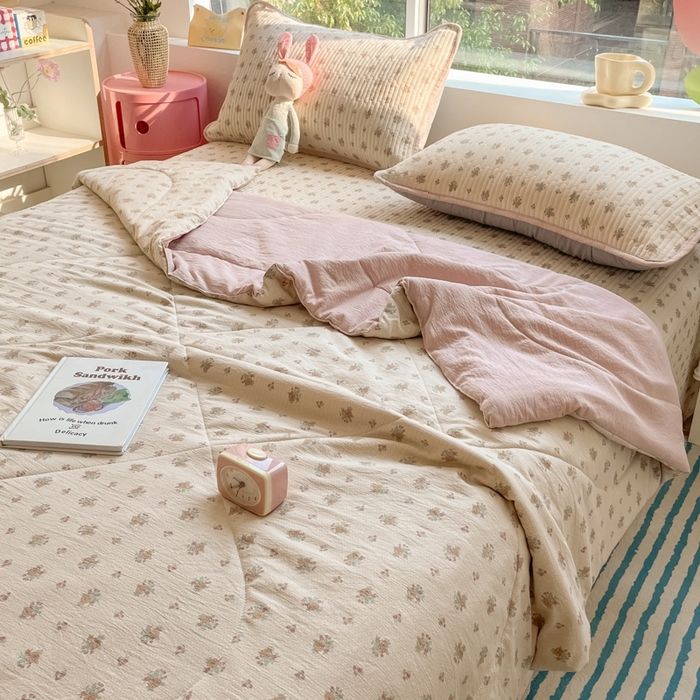 91家纺网 家纺一手货源 找家纺 老帅的工厂店2025新款a类云感双层纱7a抗菌夏被四件套 初暖