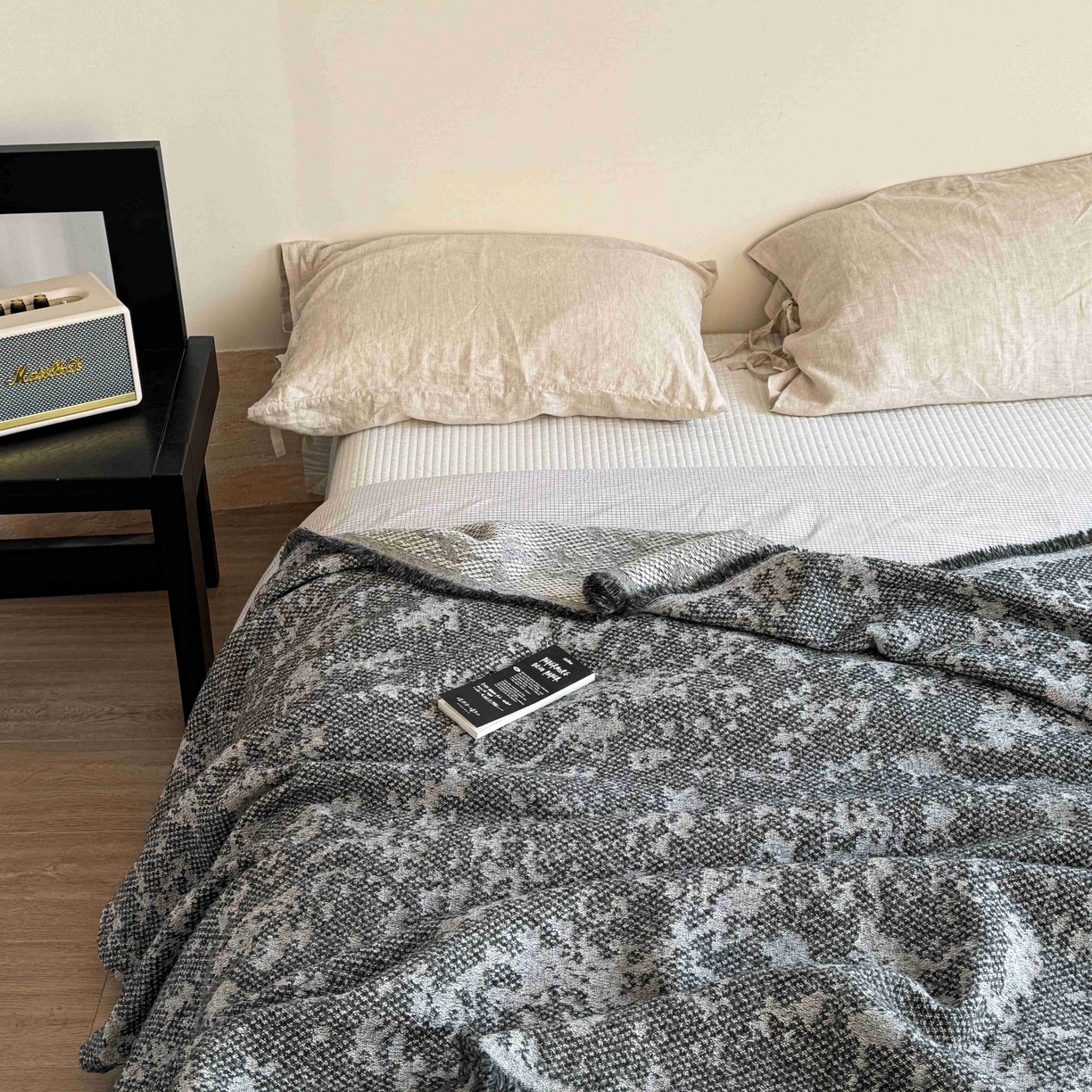 91家纺网 家纺一手货源 找家纺 金丝鸟家纺 2025春夏新款高端羊毛混纺盖毯毯子盖毯多功能盖毯飞机毯 利文 深灰