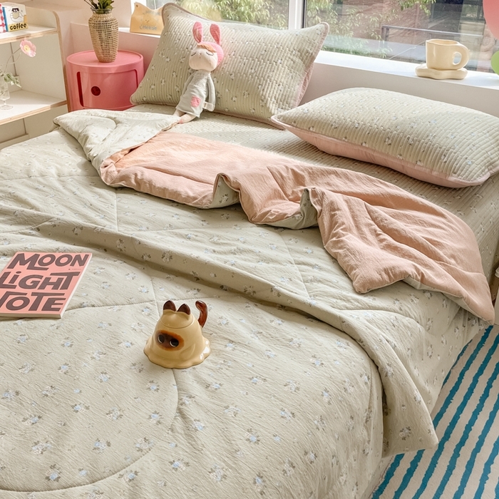 91家纺网 家纺一手货源 找家纺 老帅的工厂店2025新款a类云感双层纱7a抗菌夏被四件套 茶野