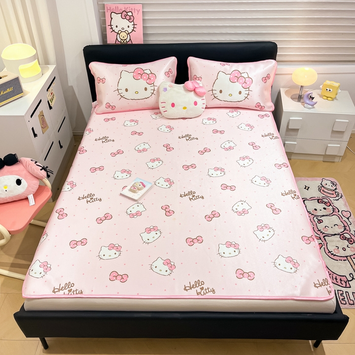 91家纺网 家纺一手货源 找家纺 暮思家居 2025新款三丽鸥正版授权数码印花A类可机洗1200D冰丝凉席三件套平铺款系列 平铺款-可爱KT