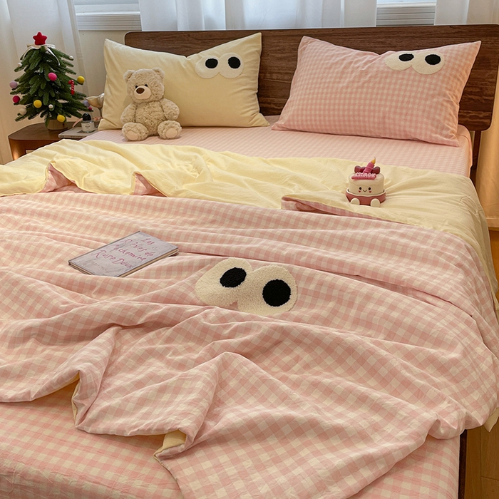 91家纺网 家纺一手货源 找家纺 桃心家居 2025新款云柔水洗棉毛巾绣大豆单夏被夏被四件套 水洗棉-大眼睛夏被粉小格奶黄