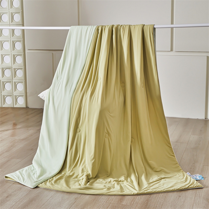 91家纺网 家纺一手货源 找家纺 雯豆家纺 2025夏季新品7A抗菌氨纶凉感丝夏凉被冰丝双人抑菌薄款透气薄被芯 冻冻凉感夏被-麦垛黄+梅子青