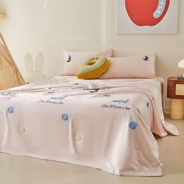 91家纺网 家纺一手货源 找家纺 雯豆家纺 2025夏季新品7A抗菌莱赛尔兰精天丝绣花刺绣夏被空调被四件套凉感被芯 帆船系列-甜杏粉