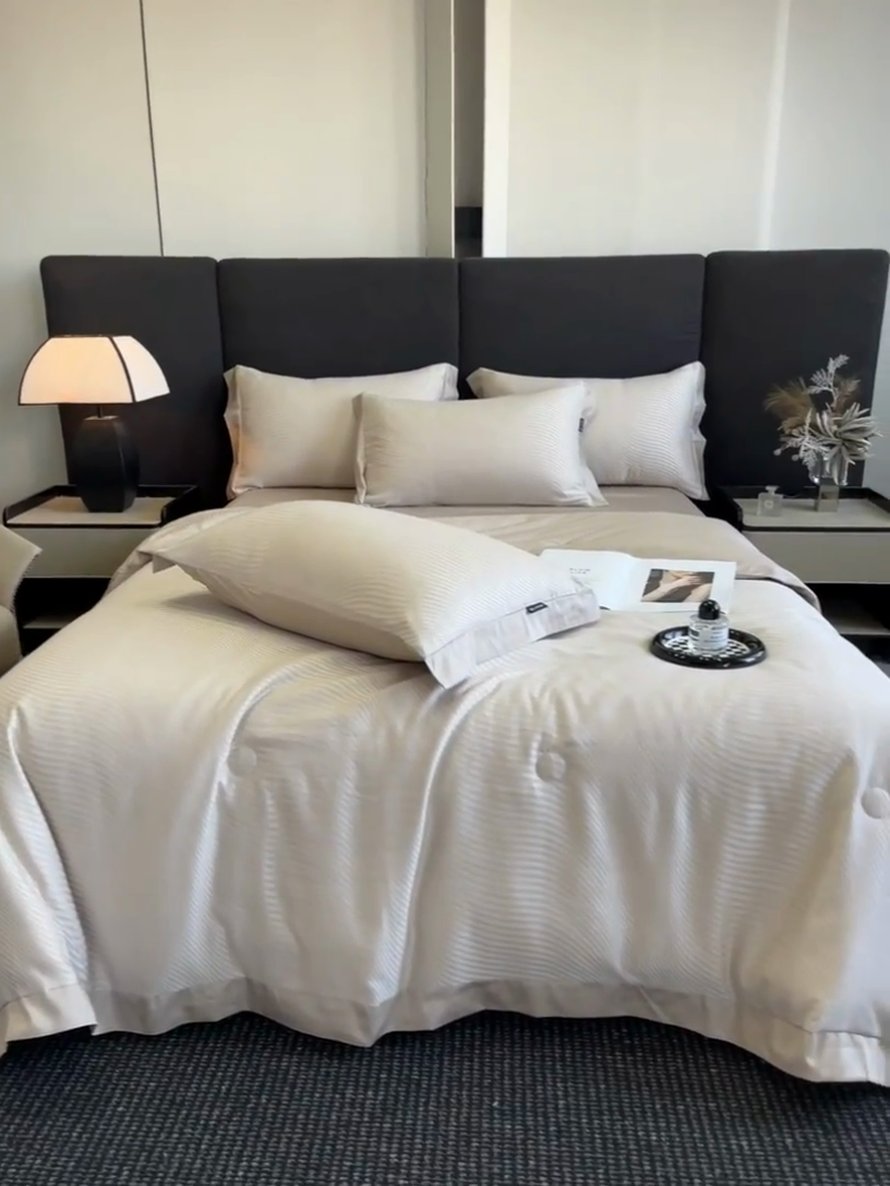 91家纺网 家纺一手货源 找家纺 子由家居 2025新款水洗真丝曲线银丝提花夏被四件套 银丝提花-香槟色