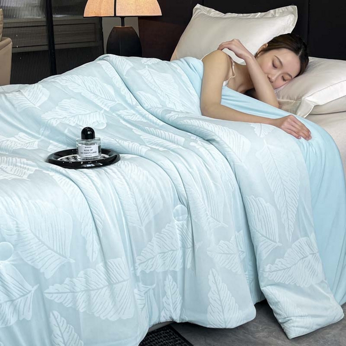 91家纺网 家纺一手货源 找家纺 子由家居 2025新款凉感丝浮雕提花大豆夏被被子被芯 枫叶-天蓝