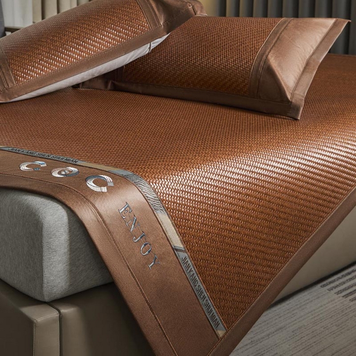 91家纺网 家纺一手货源 找家纺 鑫琪莱家纺 2025新款PE雪藤刺绣工艺款凉席典雅贡藤-咖