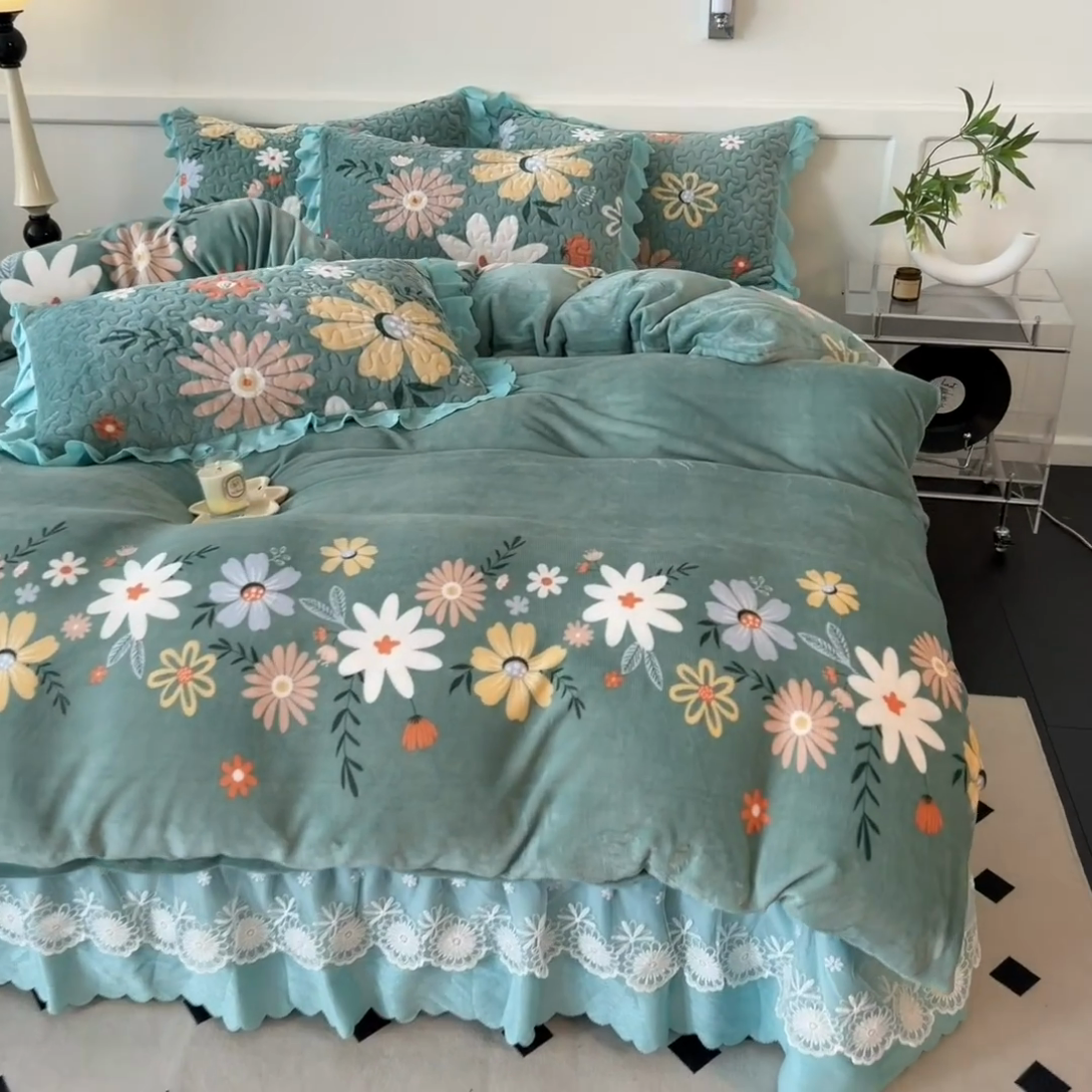 91家纺网 家纺一手货源 找家纺 珍爱家纺 2025新款冬季加厚夹棉保暖牛奶绒蕾丝花边床盖床裙单件三件套双人四件套 花颜绽放