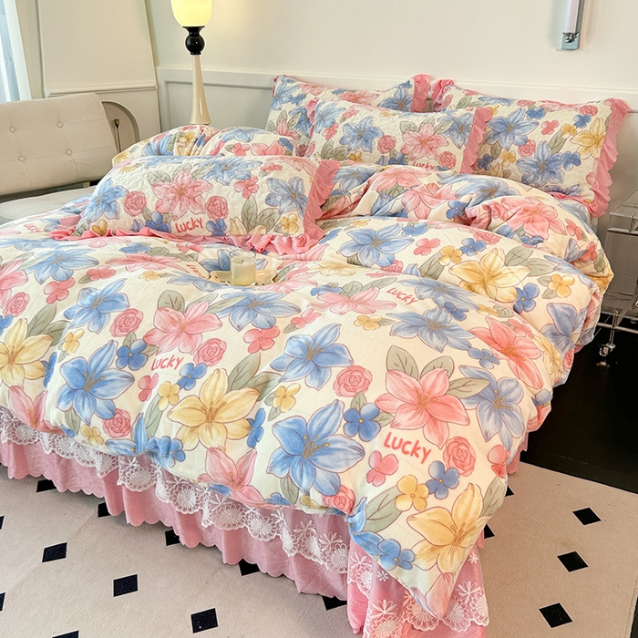 91家纺网 家纺一手货源 找家纺 珍爱家纺 2025新款冬季加厚夹棉保暖牛奶绒蕾丝花边床盖床裙单件三件套双人四件套 花季物语